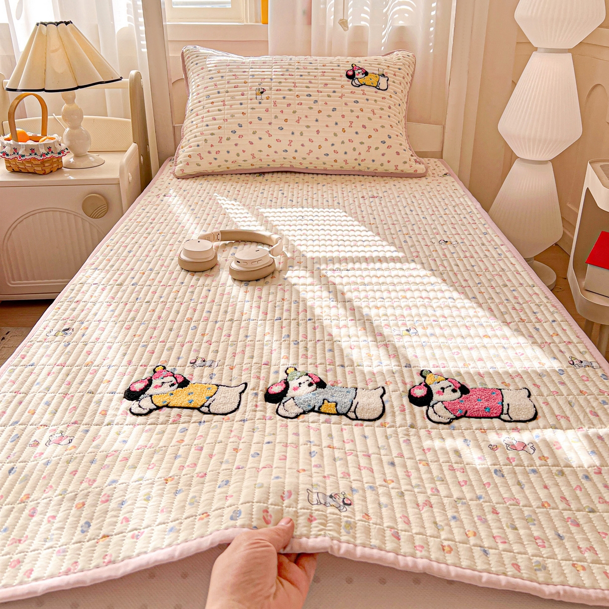 91家纺网 家纺一手货源 找家纺 富米莱（原臻工厂） 2026新款仿棉小清新夹棉毛巾绣四季通用学生薄款床垫床褥三件套一跑量款 奶味狗狗