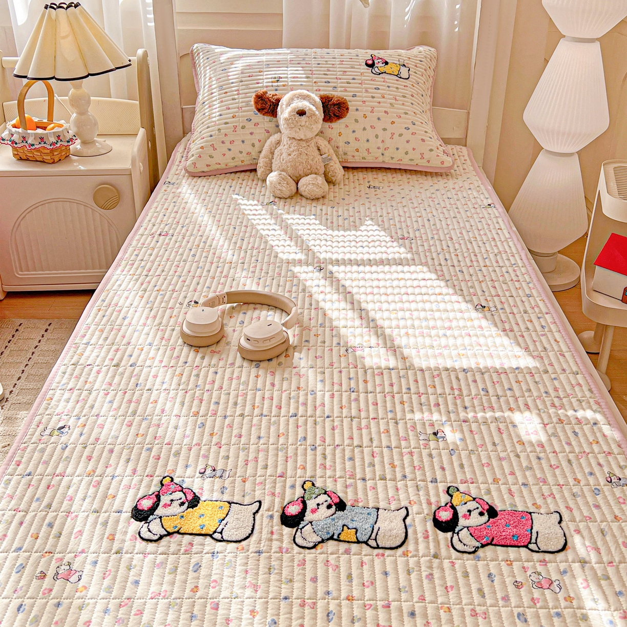 91家纺网 家纺一手货源 找家纺 富米莱（原臻工厂） 2026新款仿棉小清新夹棉毛巾绣四季通用学生薄款床垫床褥三件套一跑量款 奶味狗狗