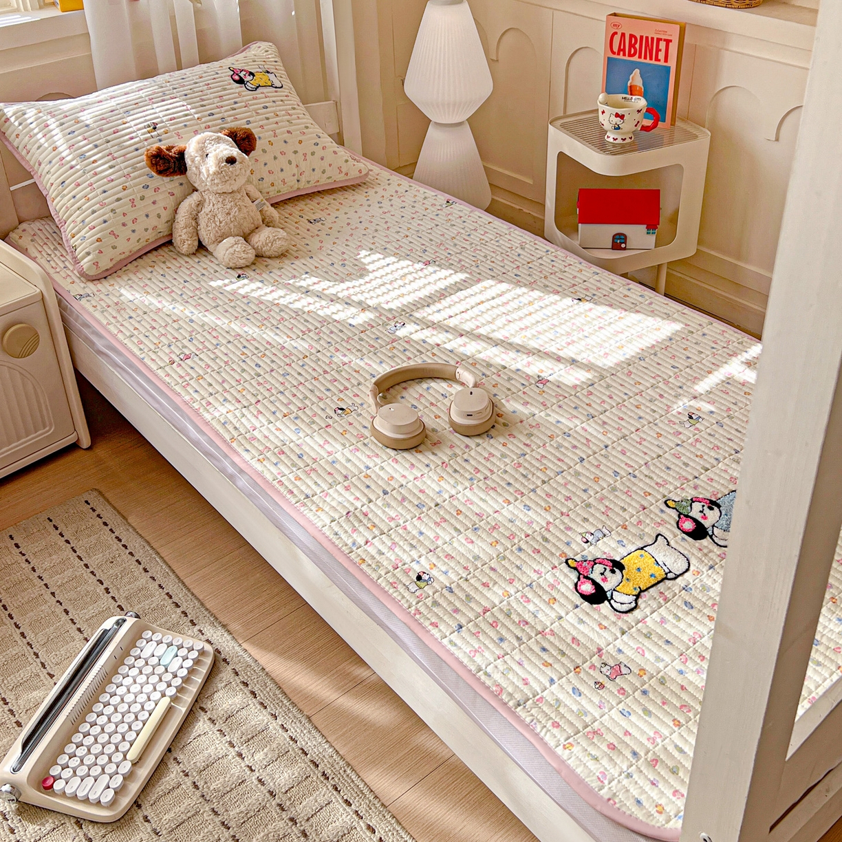 91家纺网 家纺一手货源 找家纺 富米莱（原臻工厂） 2026新款仿棉小清新夹棉毛巾绣四季通用学生薄款床垫床褥三件套一跑量款 奶味狗狗