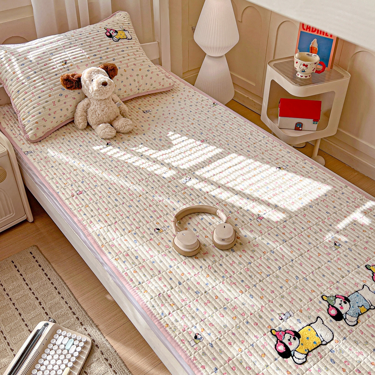 91家纺网 家纺一手货源 找家纺 富米莱（原臻工厂） 2026新款仿棉小清新夹棉毛巾绣四季通用学生薄款床垫床褥三件套一跑量款 奶味狗狗