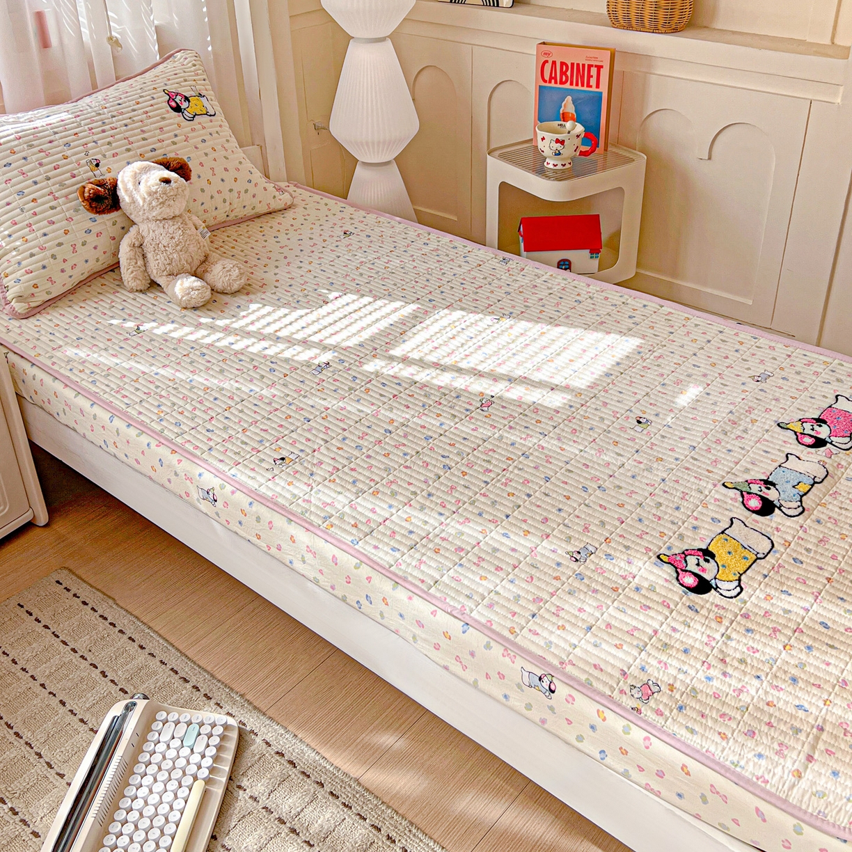 91家纺网 家纺一手货源 找家纺 富米莱（原臻工厂） 2026新款仿棉小清新夹棉毛巾绣四季通用学生薄款床垫床褥三件套一跑量款 奶味狗狗