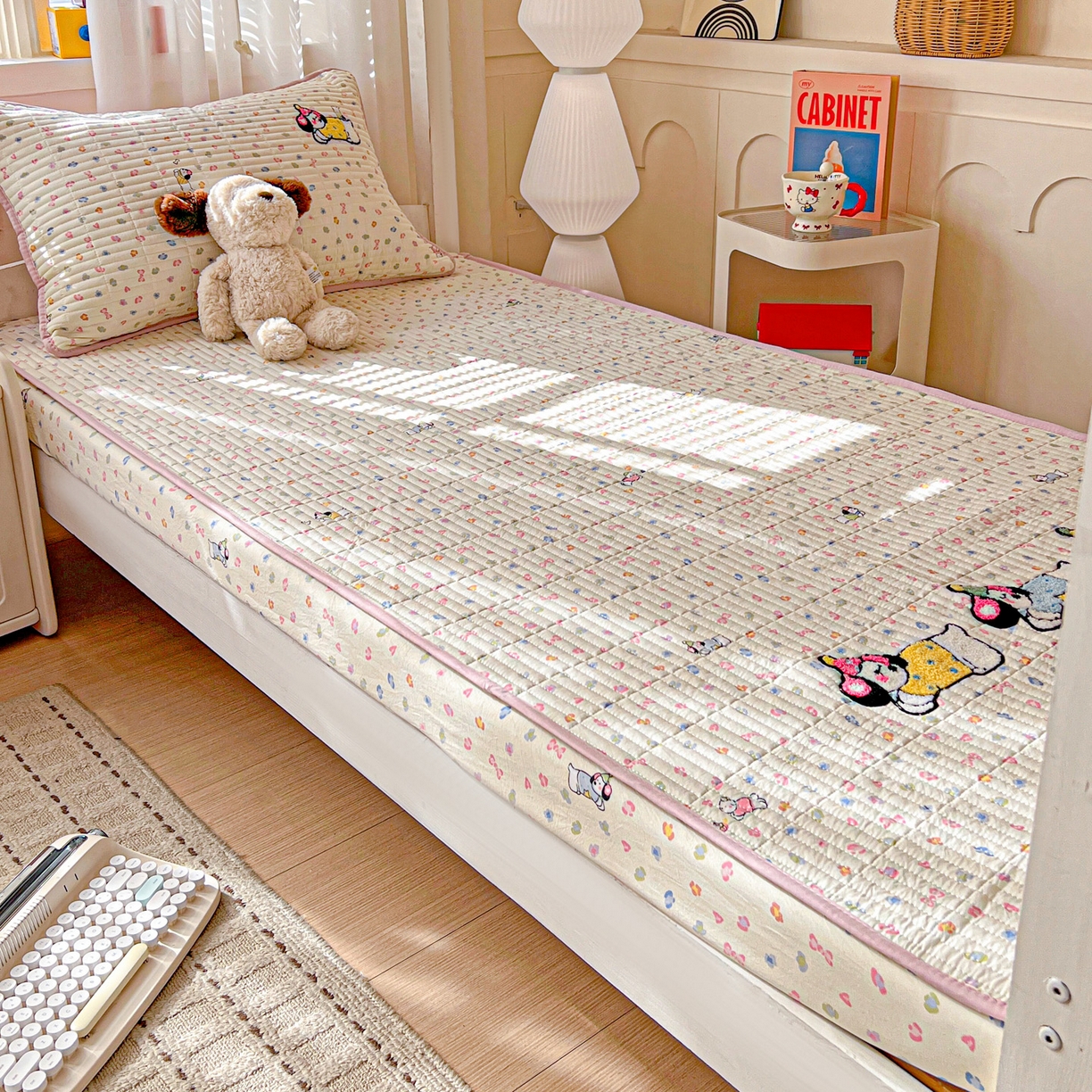 91家纺网 家纺一手货源 找家纺 富米莱（原臻工厂） 2026新款仿棉小清新夹棉毛巾绣四季通用学生薄款床垫床褥三件套一跑量款 奶味狗狗