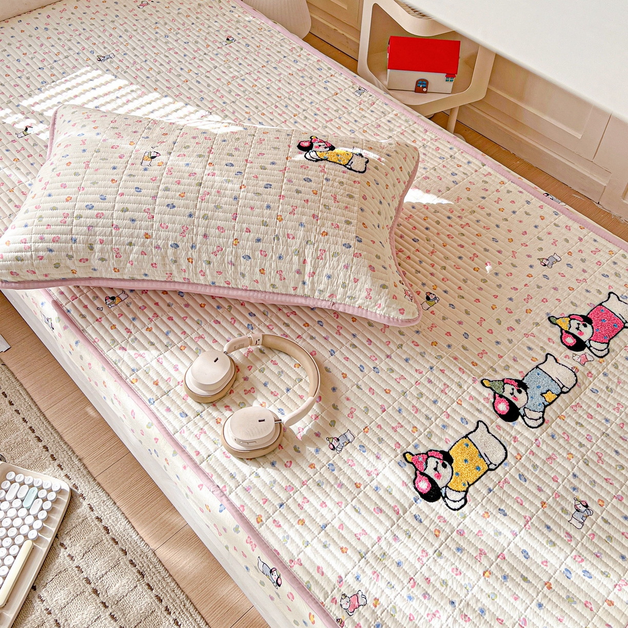 91家纺网 家纺一手货源 找家纺 富米莱（原臻工厂） 2026新款仿棉小清新夹棉毛巾绣四季通用学生薄款床垫床褥三件套一跑量款 奶味狗狗