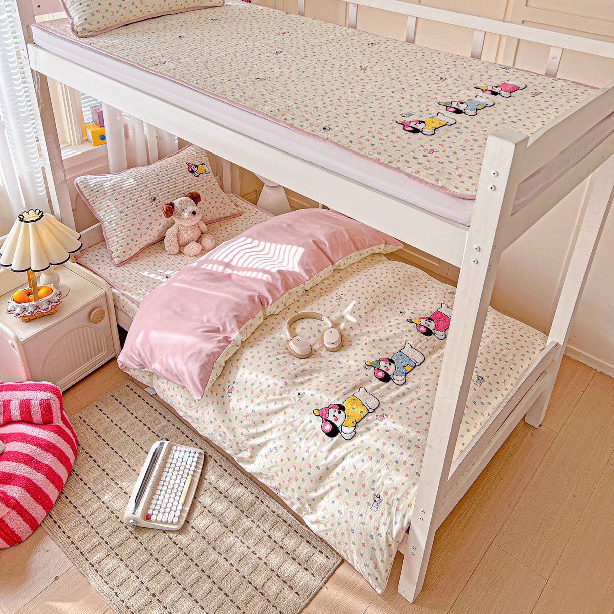 91家纺网 家纺一手货源 找家纺 富米莱（原臻工厂） 2026新款仿棉小清新夹棉毛巾绣四季通用学生薄款床垫床褥三件套一跑量款 奶味狗狗