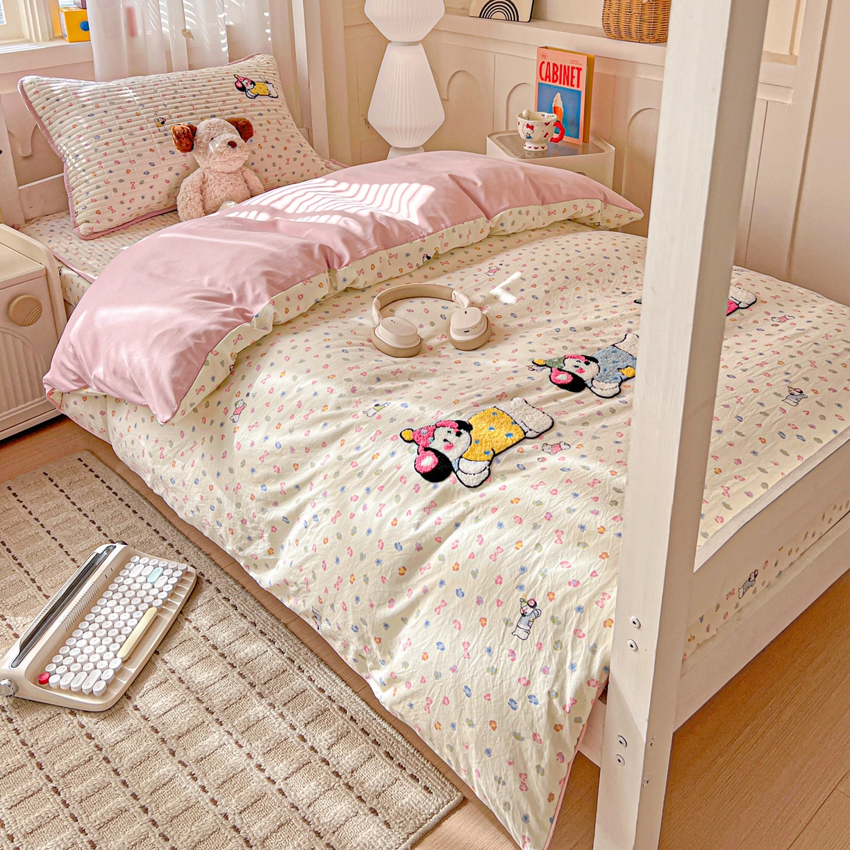 91家纺网 家纺一手货源 找家纺 富米莱（原臻工厂） 2026新款仿棉小清新夹棉毛巾绣四季通用学生薄款床垫床褥三件套一跑量款 奶味狗狗