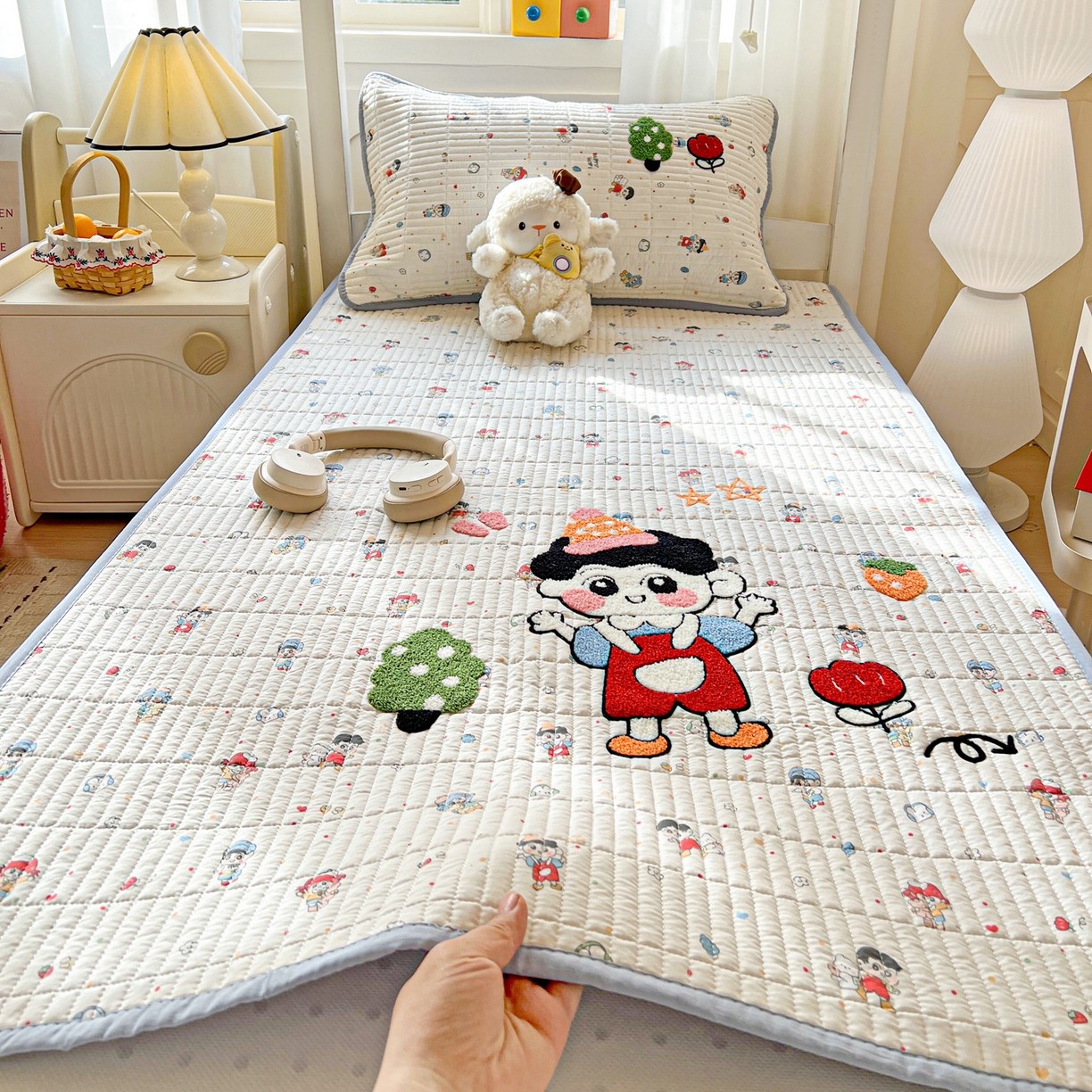 91家纺网 家纺一手货源 找家纺 富米莱（原臻工厂） 2026新款仿棉小清新夹棉毛巾绣四季通用学生薄款床垫床褥三件套一跑量款 小新日记