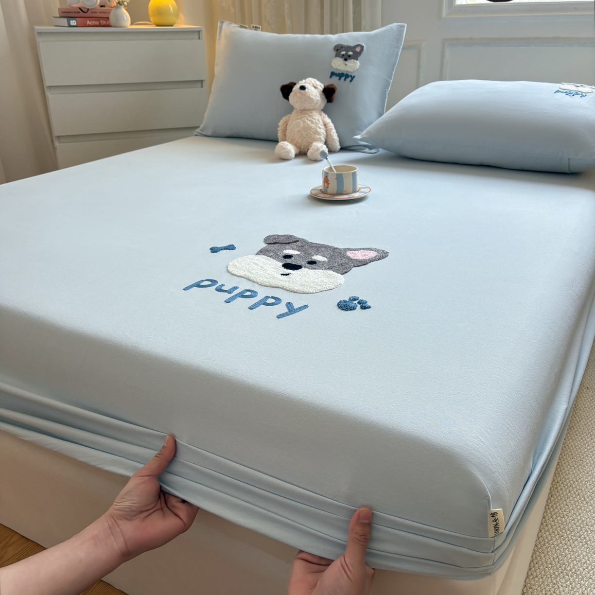 91家纺网 家纺一手货源 找家纺 居眠 2026新款全棉磨毛毛巾绣床笠 海盐蓝-狗狗-床笠