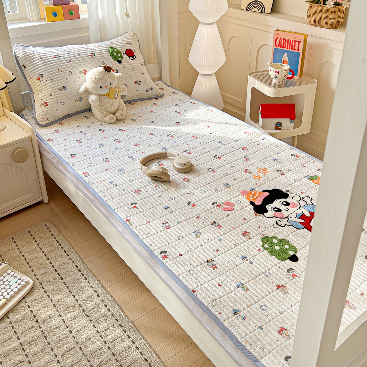 91家纺网 家纺一手货源 找家纺 富米莱（原臻工厂） 2026新款仿棉小清新夹棉毛巾绣四季通用学生薄款床垫床褥三件套一跑量款 小新日记