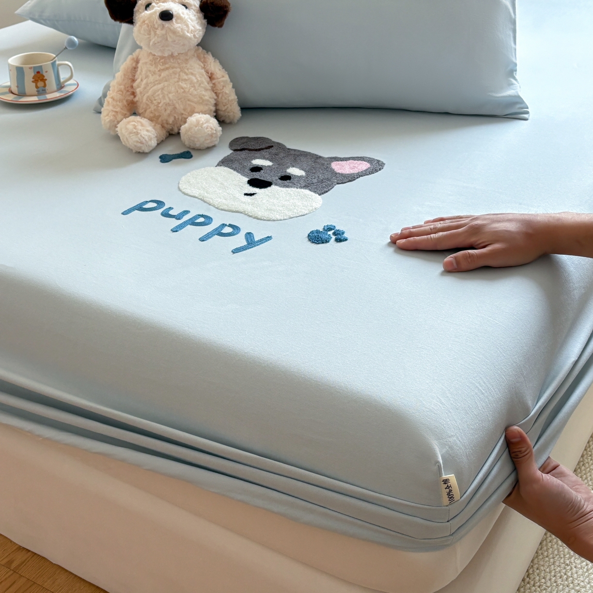 91家纺网 家纺一手货源 找家纺 居眠 2026新款全棉磨毛毛巾绣床笠 海盐蓝-狗狗-床笠