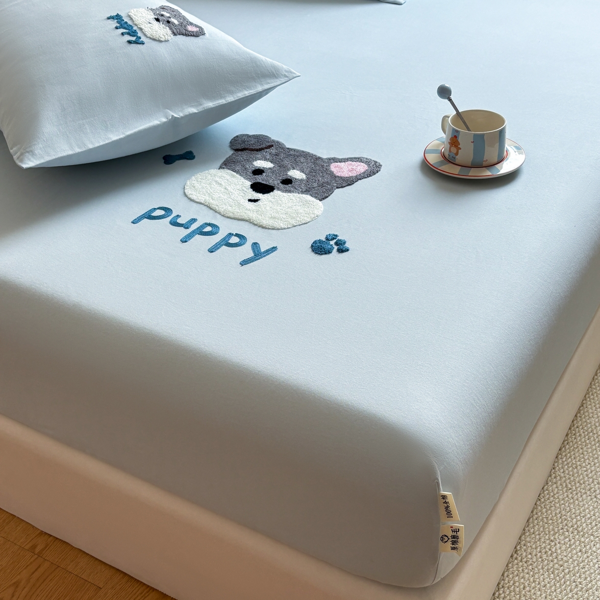 91家纺网 家纺一手货源 找家纺 居眠 2026新款全棉磨毛毛巾绣床笠 海盐蓝-狗狗-床笠