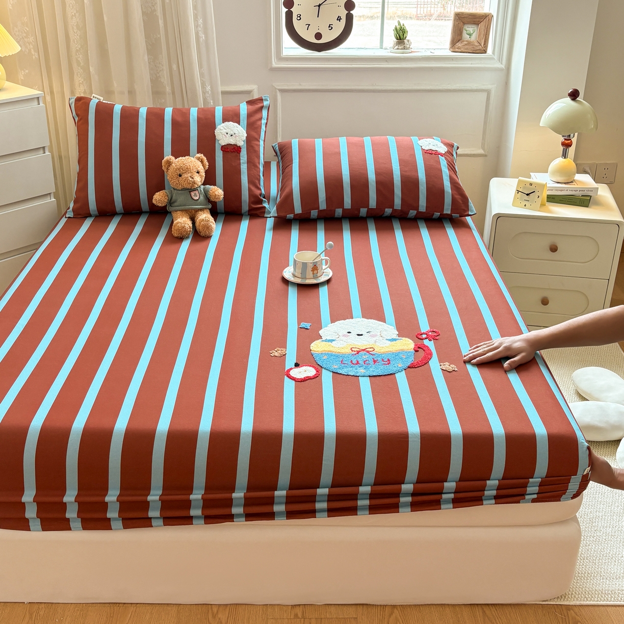 91家纺网 家纺一手货源 找家纺 居眠 2026新款全棉磨毛毛巾绣床笠 勒夫-床笠