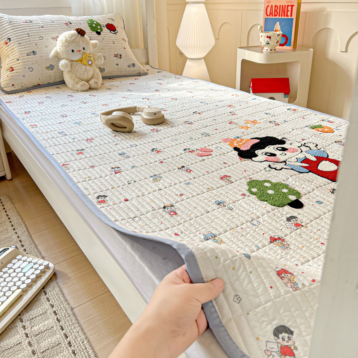 91家纺网 家纺一手货源 找家纺 富米莱（原臻工厂） 2026新款仿棉小清新夹棉毛巾绣四季通用学生薄款床垫床褥三件套一跑量款 小新日记