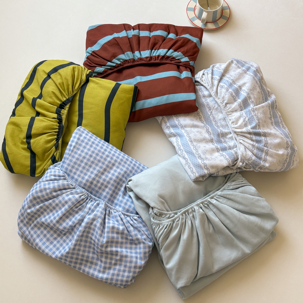 91家纺网 家纺一手货源 找家纺 居眠 2026新款全棉磨毛毛巾绣床笠 叠拍组合