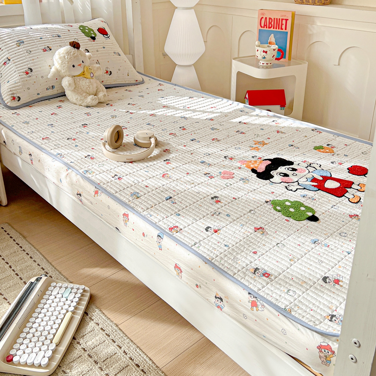 91家纺网 家纺一手货源 找家纺 富米莱（原臻工厂） 2026新款仿棉小清新夹棉毛巾绣四季通用学生薄款床垫床褥三件套一跑量款 小新日记