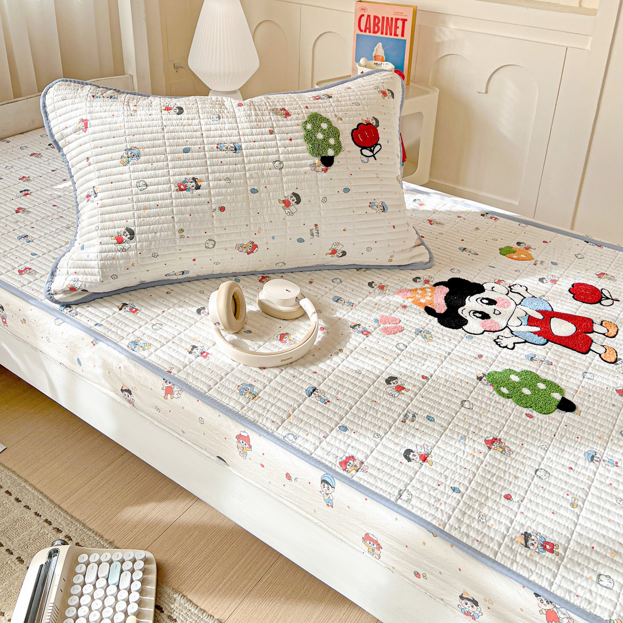 91家纺网 家纺一手货源 找家纺 富米莱（原臻工厂） 2026新款仿棉小清新夹棉毛巾绣四季通用学生薄款床垫床褥三件套一跑量款 小新日记