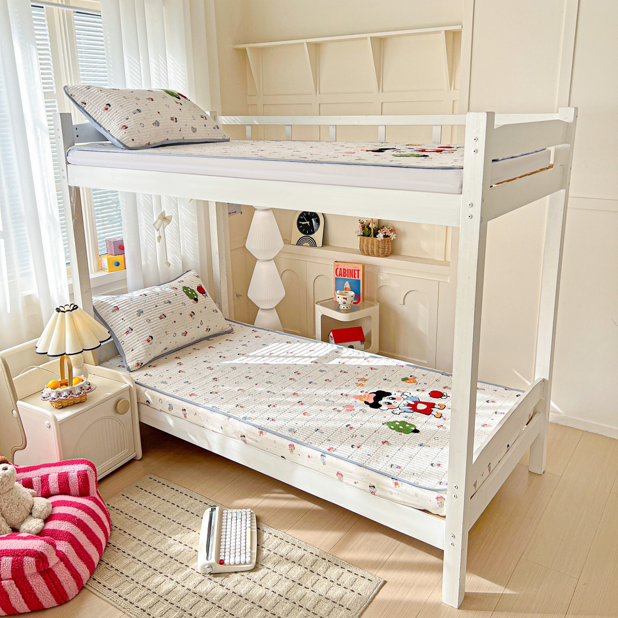 91家纺网 家纺一手货源 找家纺 富米莱（原臻工厂） 2026新款仿棉小清新夹棉毛巾绣四季通用学生薄款床垫床褥三件套一跑量款 小新日记