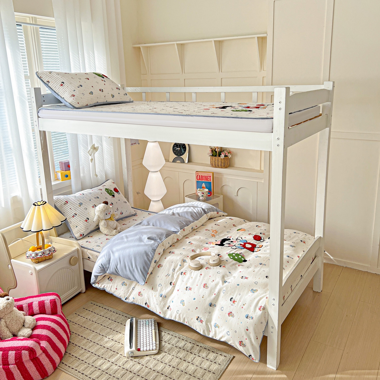 91家纺网 家纺一手货源 找家纺 富米莱（原臻工厂） 2026新款仿棉小清新夹棉毛巾绣四季通用学生薄款床垫床褥三件套一跑量款 小新日记