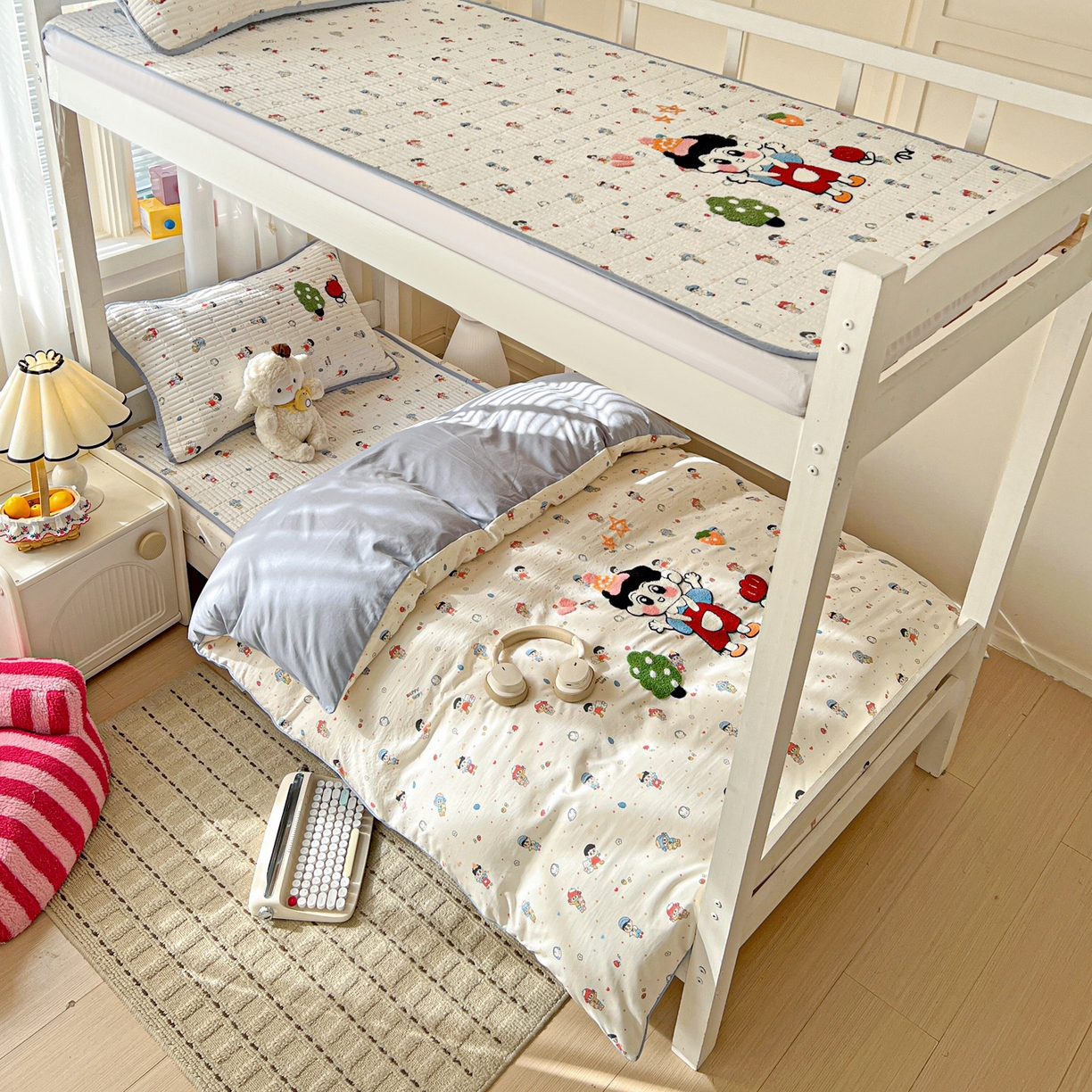 91家纺网 家纺一手货源 找家纺 富米莱（原臻工厂） 2026新款仿棉小清新夹棉毛巾绣四季通用学生薄款床垫床褥三件套一跑量款 小新日记