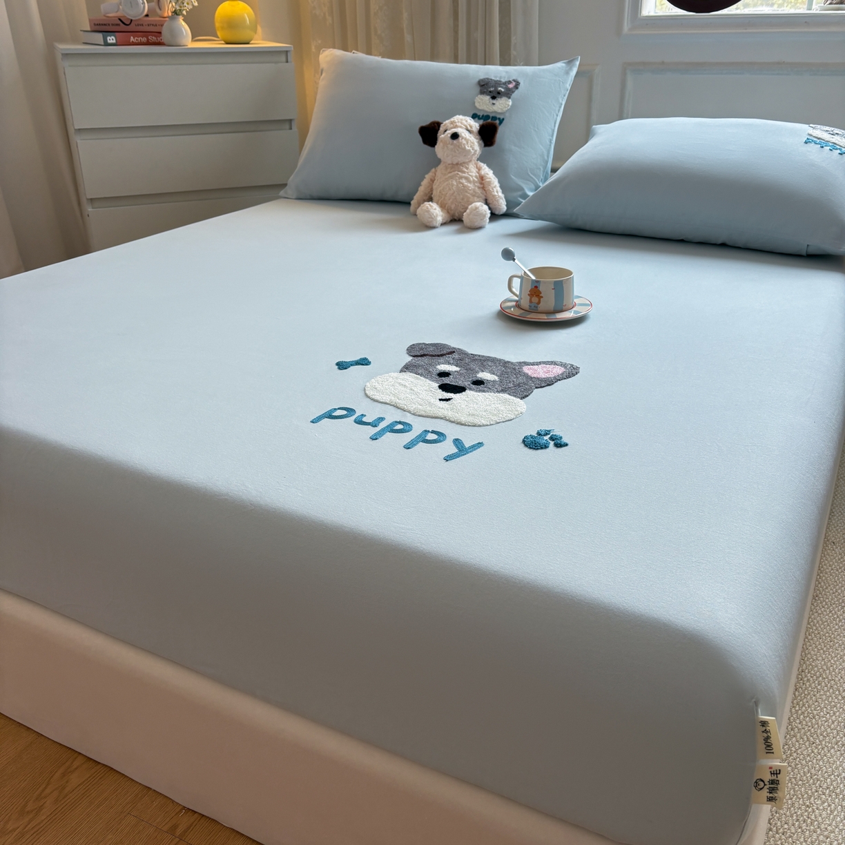 91家纺网 家纺一手货源 找家纺 居眠 2026新款全棉磨毛毛巾绣床笠 海盐蓝-狗狗-床笠