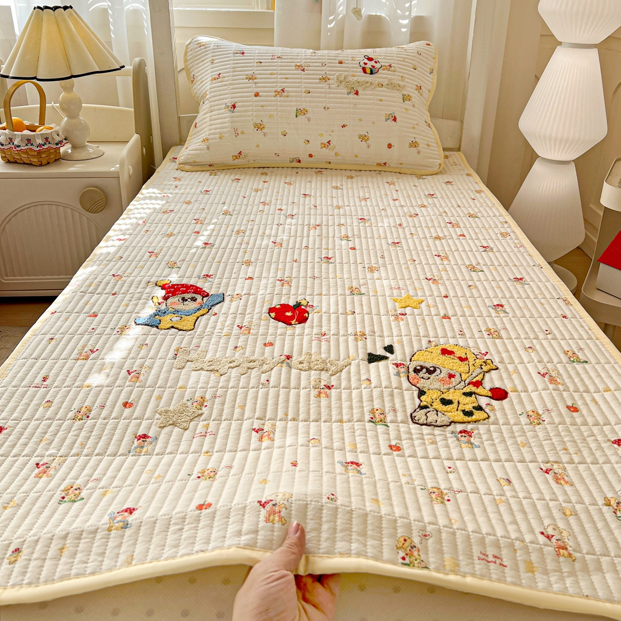 91家纺网 家纺一手货源 找家纺 富米莱（原臻工厂） 2026新款仿棉小清新夹棉毛巾绣四季通用学生薄款床垫床褥三件套一跑量款 星星伙伴