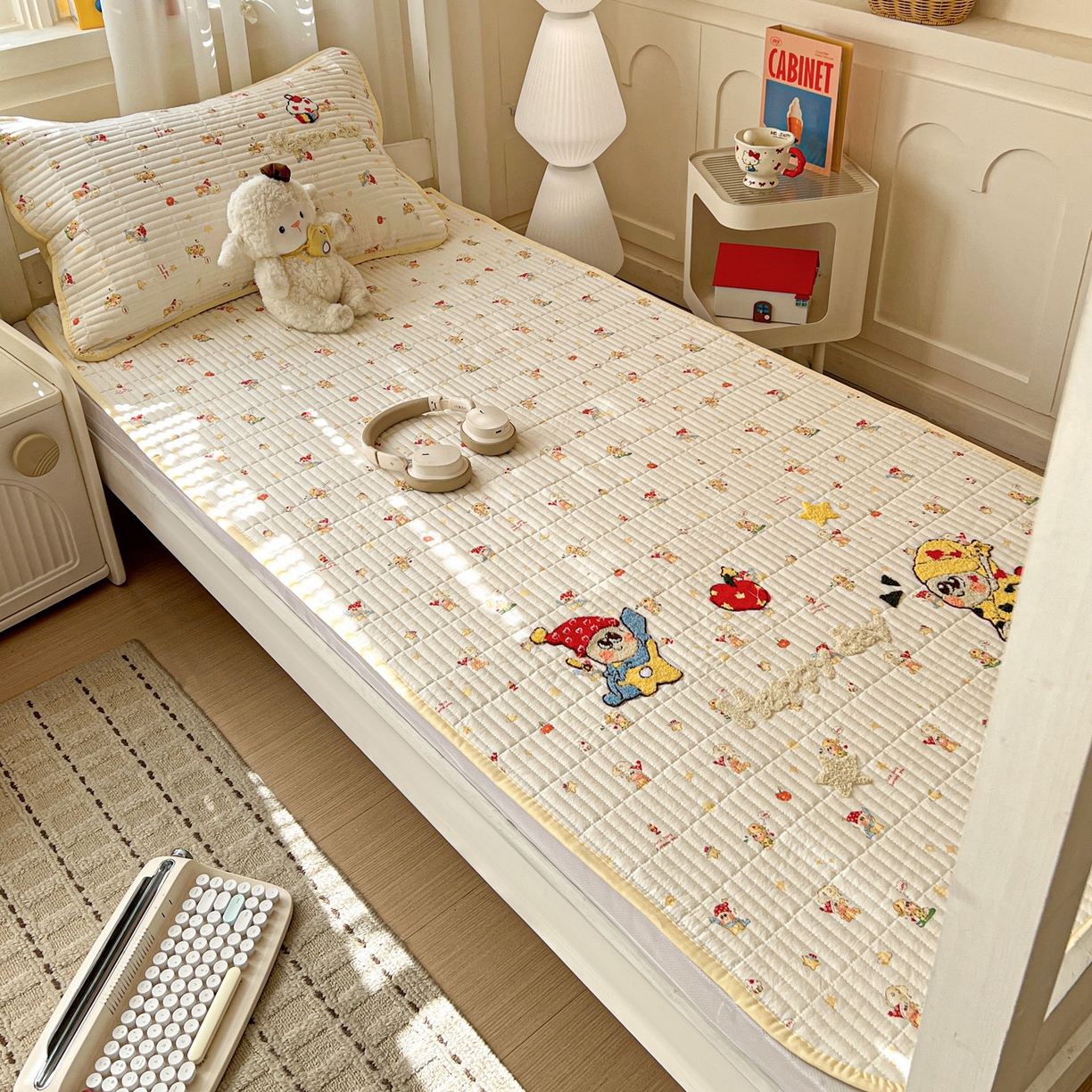 91家纺网 家纺一手货源 找家纺 富米莱（原臻工厂） 2026新款仿棉小清新夹棉毛巾绣四季通用学生薄款床垫床褥三件套一跑量款 星星伙伴