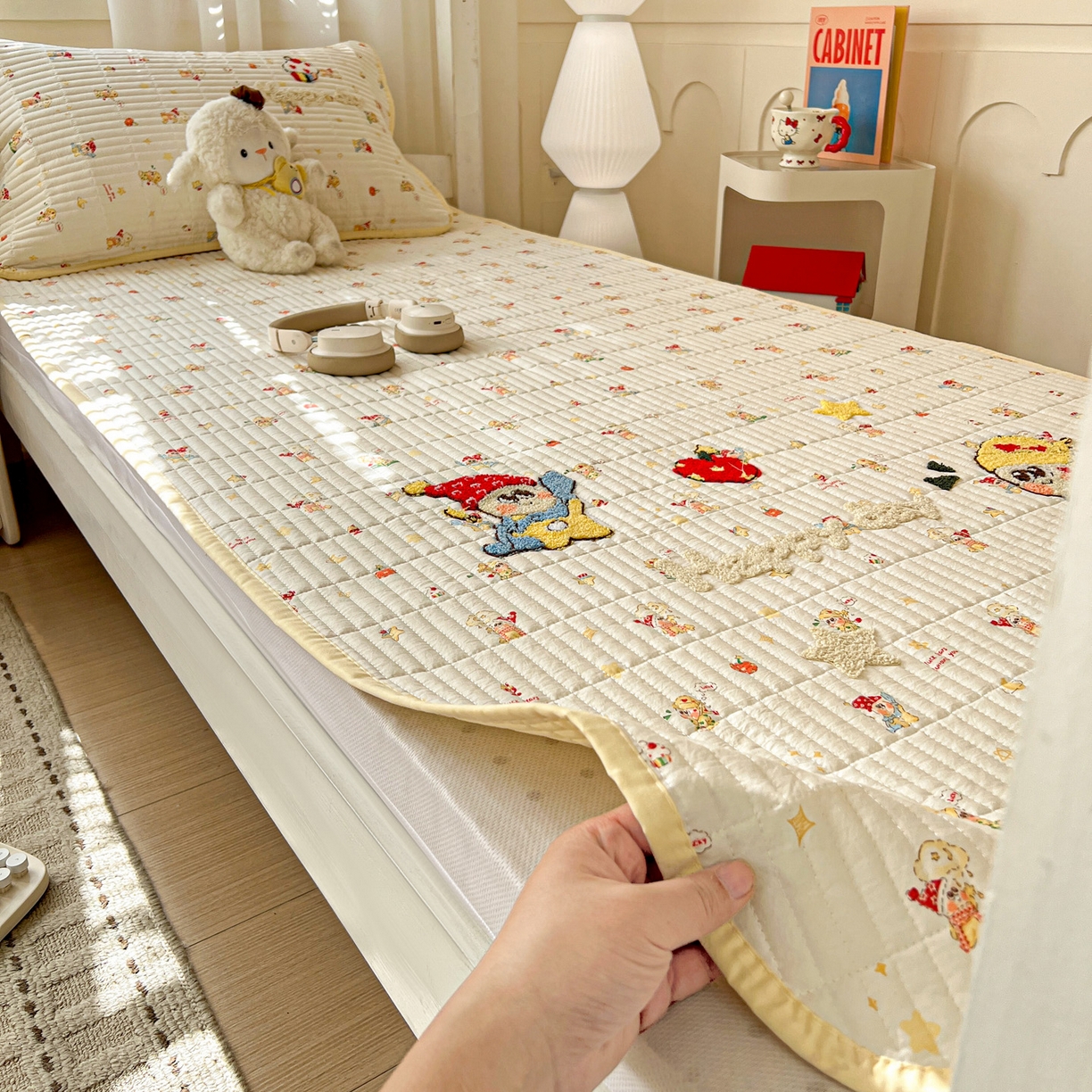 91家纺网 家纺一手货源 找家纺 富米莱（原臻工厂） 2026新款仿棉小清新夹棉毛巾绣四季通用学生薄款床垫床褥三件套一跑量款 星星伙伴