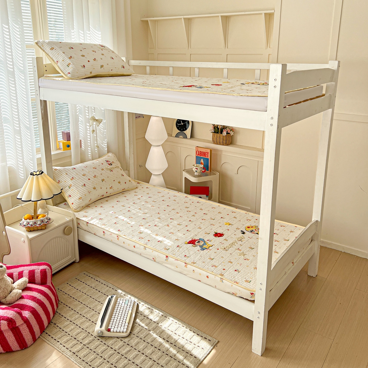 91家纺网 家纺一手货源 找家纺 富米莱（原臻工厂） 2026新款仿棉小清新夹棉毛巾绣四季通用学生薄款床垫床褥三件套一跑量款 星星伙伴