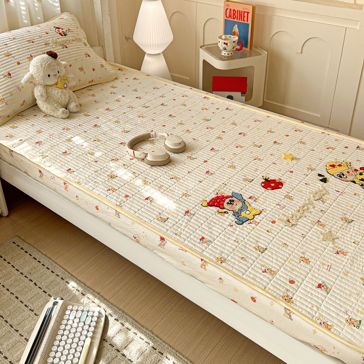 91家纺网 家纺一手货源 找家纺 富米莱（原臻工厂） 2026新款仿棉小清新夹棉毛巾绣四季通用学生薄款床垫床褥三件套一跑量款 星星伙伴