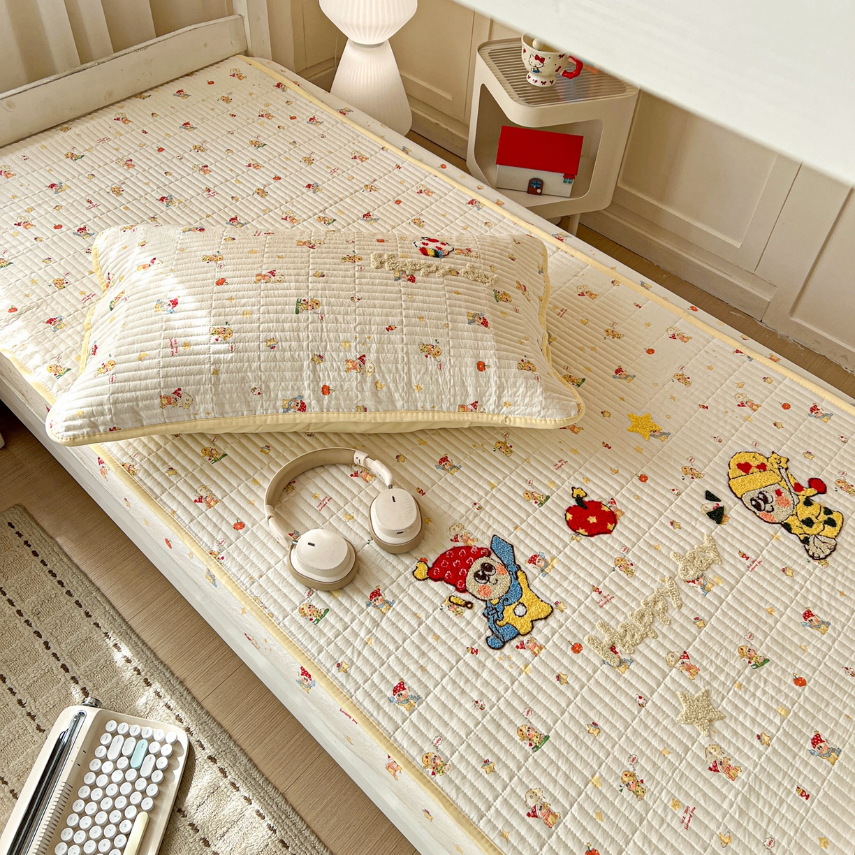 91家纺网 家纺一手货源 找家纺 富米莱（原臻工厂） 2026新款仿棉小清新夹棉毛巾绣四季通用学生薄款床垫床褥三件套一跑量款 星星伙伴