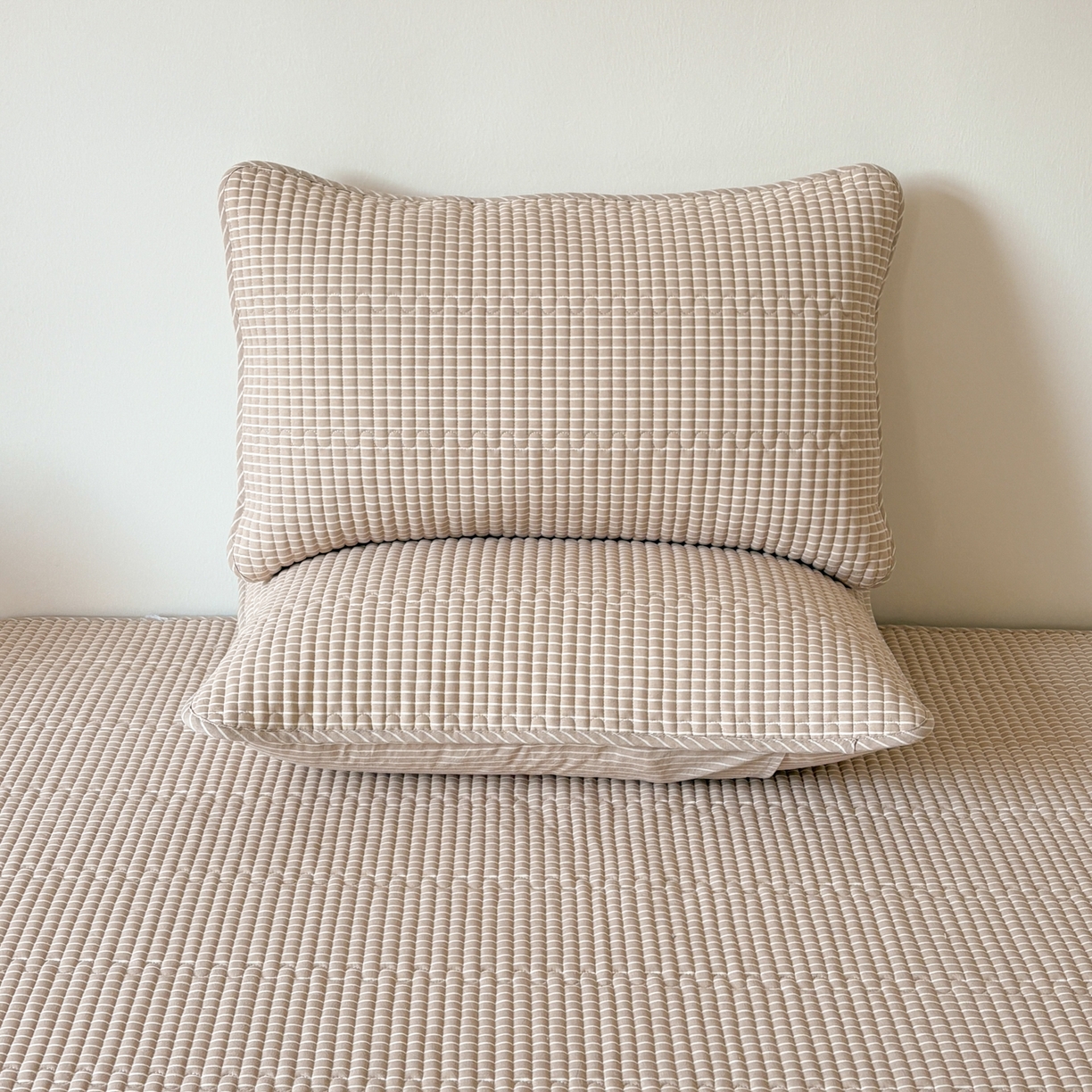 91家纺网 家纺一手货源 找家纺 居眠 2026新款全棉色织水洗棉格子夹棉棉花枕套 夹棉款-米细条