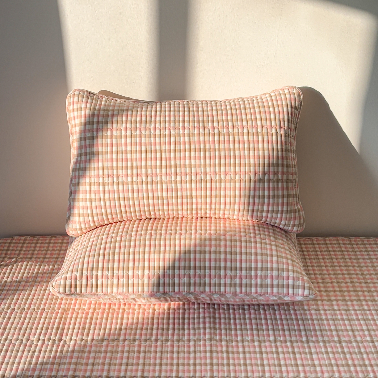 91家纺网 家纺一手货源 找家纺 居眠 2026新款全棉色织水洗棉格子夹棉棉花枕套 夹棉款-印月粉