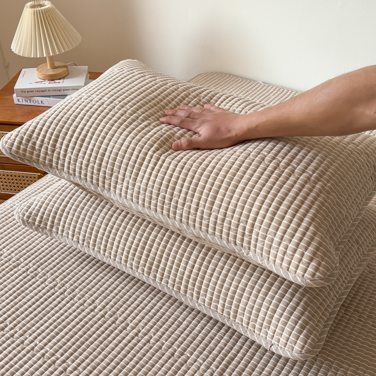 91家纺网 家纺一手货源 找家纺 居眠 2026新款全棉色织水洗棉格子夹棉棉花枕套 夹棉款-米细条