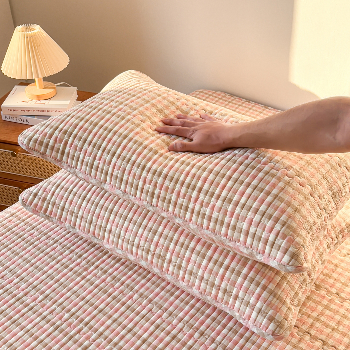 91家纺网 家纺一手货源 找家纺 居眠 2026新款全棉色织水洗棉格子夹棉棉花枕套 夹棉款-印月粉