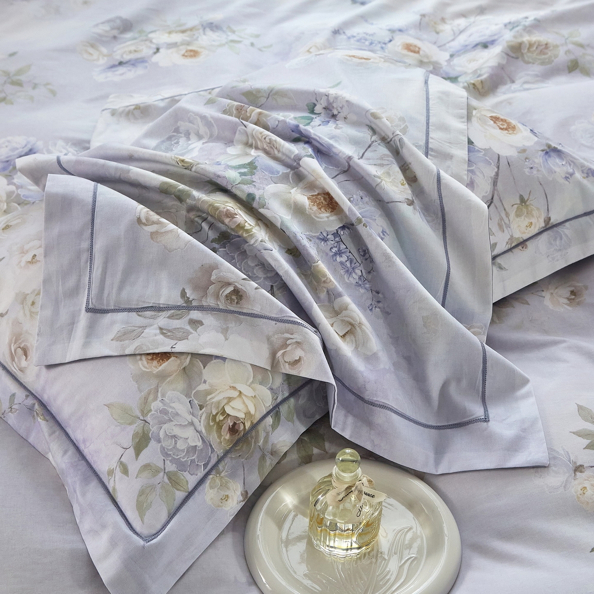 91家纺网 家纺一手货源 找家纺 启航家居 2026新款全棉铂金棉数码印花四件套 疏影微香灰