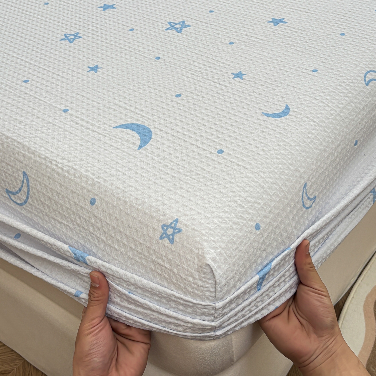 91家纺网 家纺一手货源 找家纺 居眠 2026新款全棉印花华夫格床笠 月亮星星