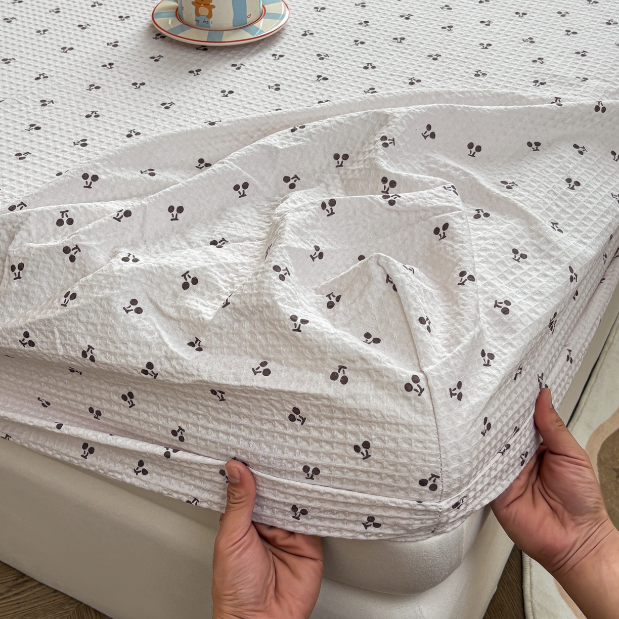 91家纺网 家纺一手货源 找家纺 居眠 2026新款全棉印花华夫格床笠 小樱桃