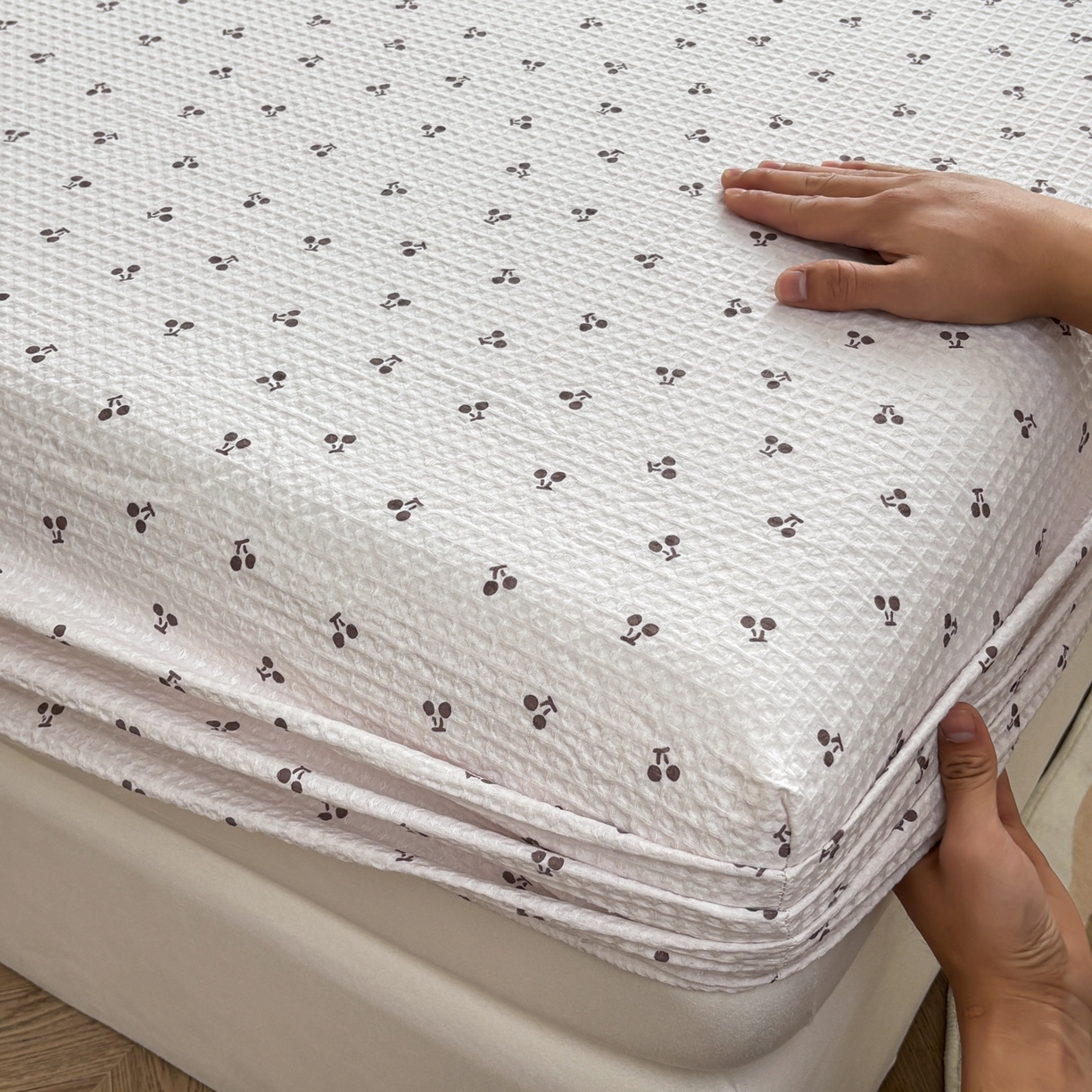 91家纺网 家纺一手货源 找家纺 居眠 2026新款全棉印花华夫格床笠 小樱桃