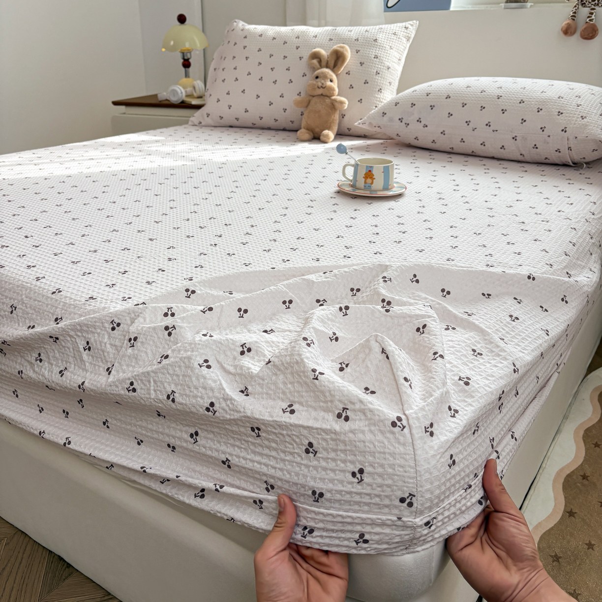 91家纺网 家纺一手货源 找家纺 居眠 2026新款全棉印花华夫格床笠 小樱桃