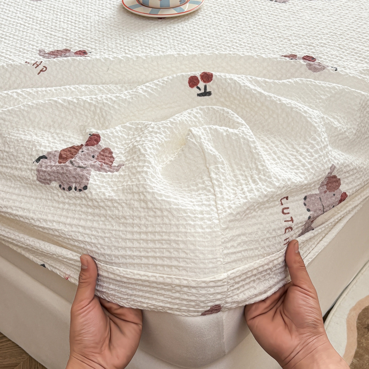 91家纺网 家纺一手货源 找家纺 居眠 2026新款全棉印花华夫格床笠 樱桃小象