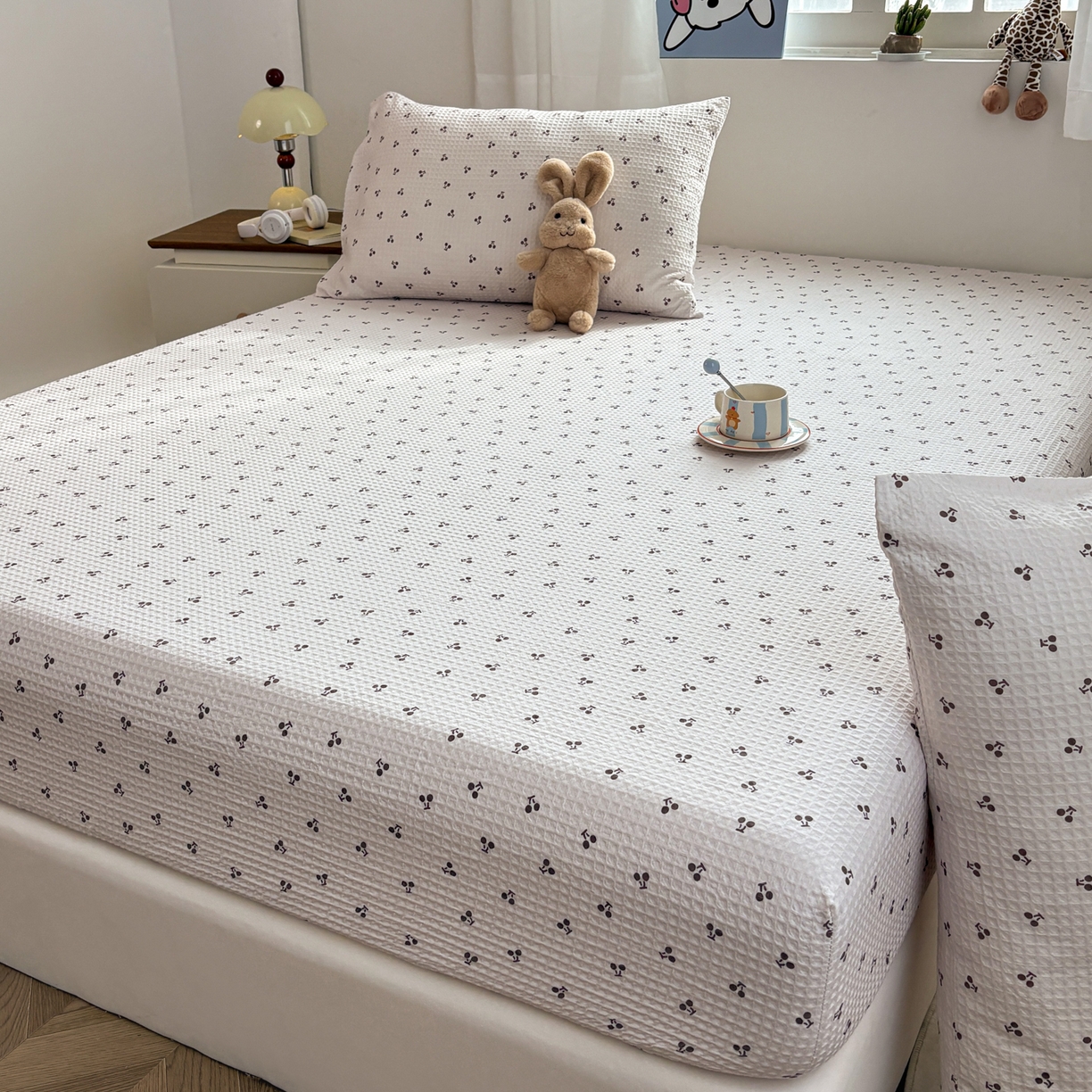 91家纺网 家纺一手货源 找家纺 居眠 2026新款全棉印花华夫格床笠 小樱桃