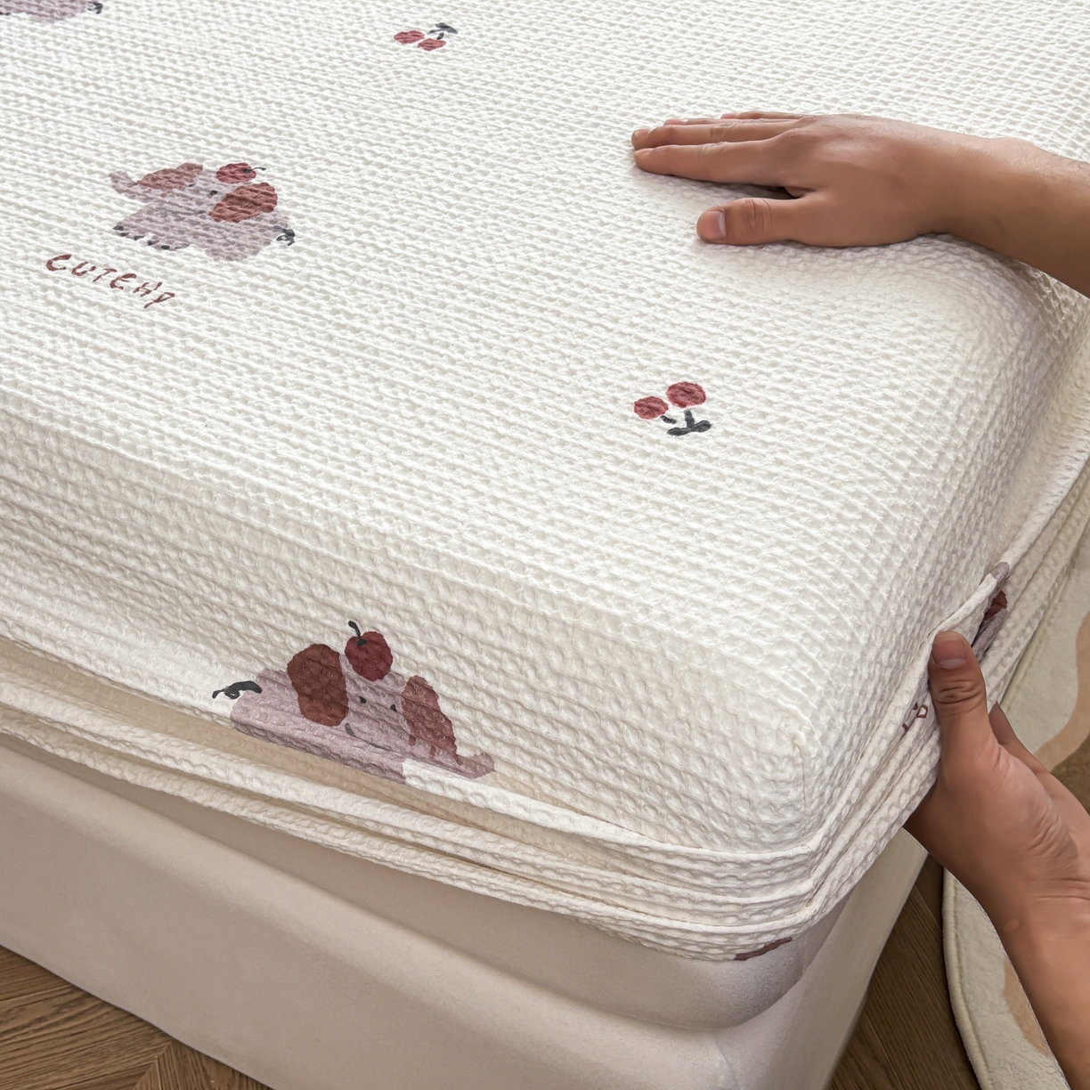 91家纺网 家纺一手货源 找家纺 居眠 2026新款全棉印花华夫格床笠 樱桃小象