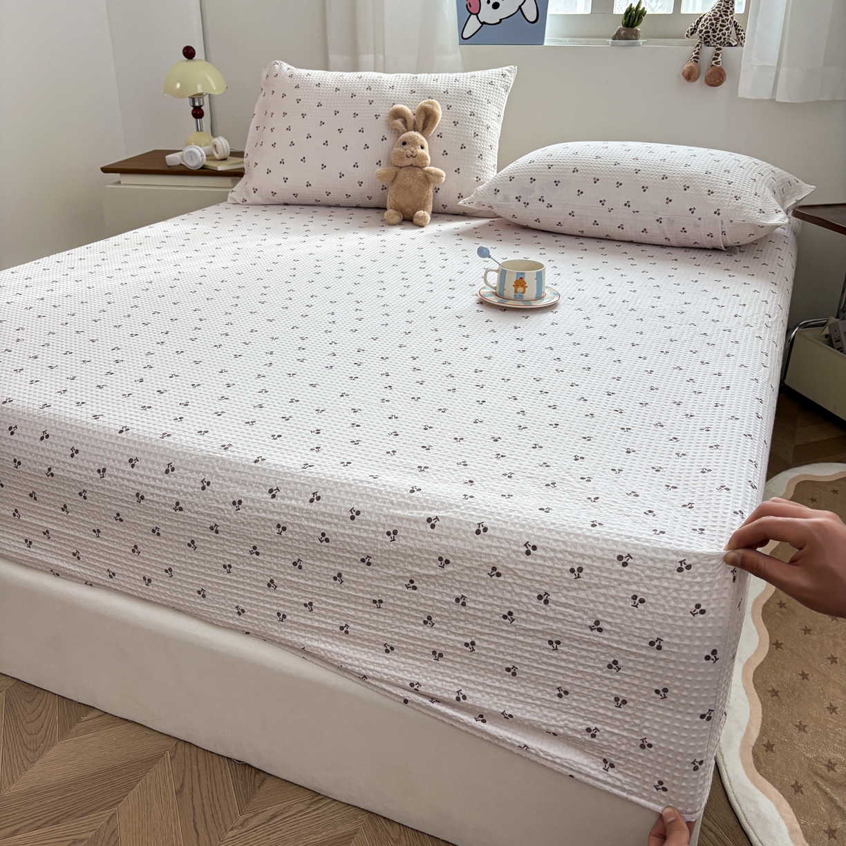 91家纺网 家纺一手货源 找家纺 居眠 2026新款全棉印花华夫格床笠 小樱桃