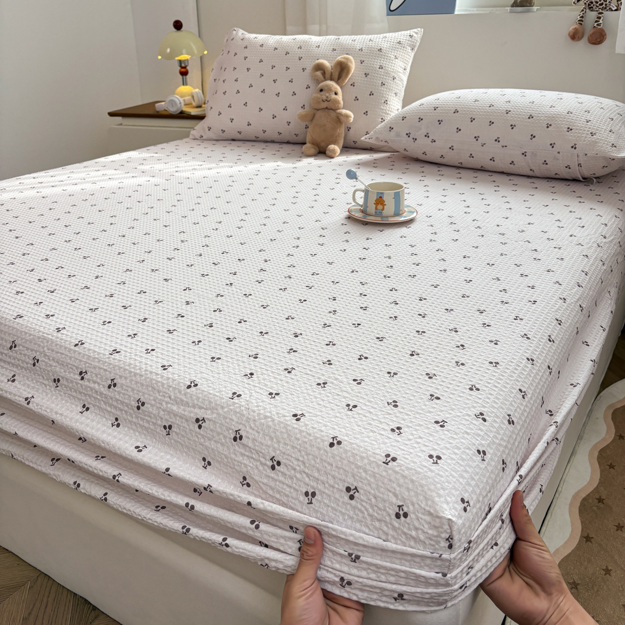 91家纺网 家纺一手货源 找家纺 居眠 2026新款全棉印花华夫格床笠 小樱桃