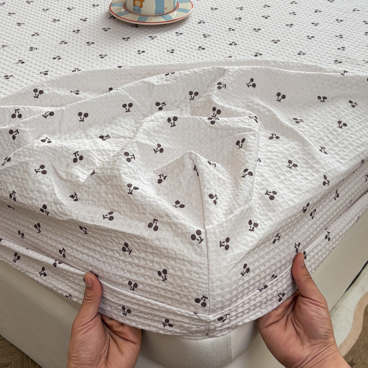 91家纺网 家纺一手货源 找家纺 居眠 2026新款全棉印花华夫格床笠 小樱桃