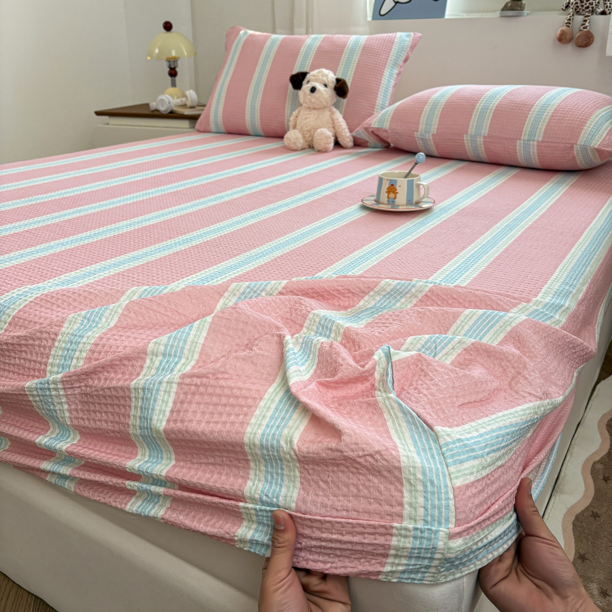 91家纺网 家纺一手货源 找家纺 居眠 2026新款全棉印花华夫格床笠 条纹粉