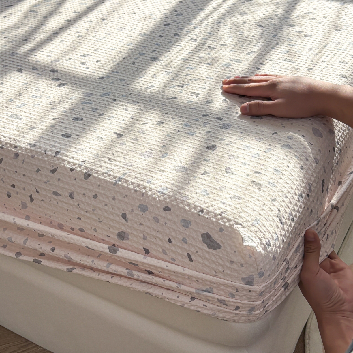 91家纺网 家纺一手货源 找家纺 居眠 2026新款全棉印花华夫格床笠 小斑点