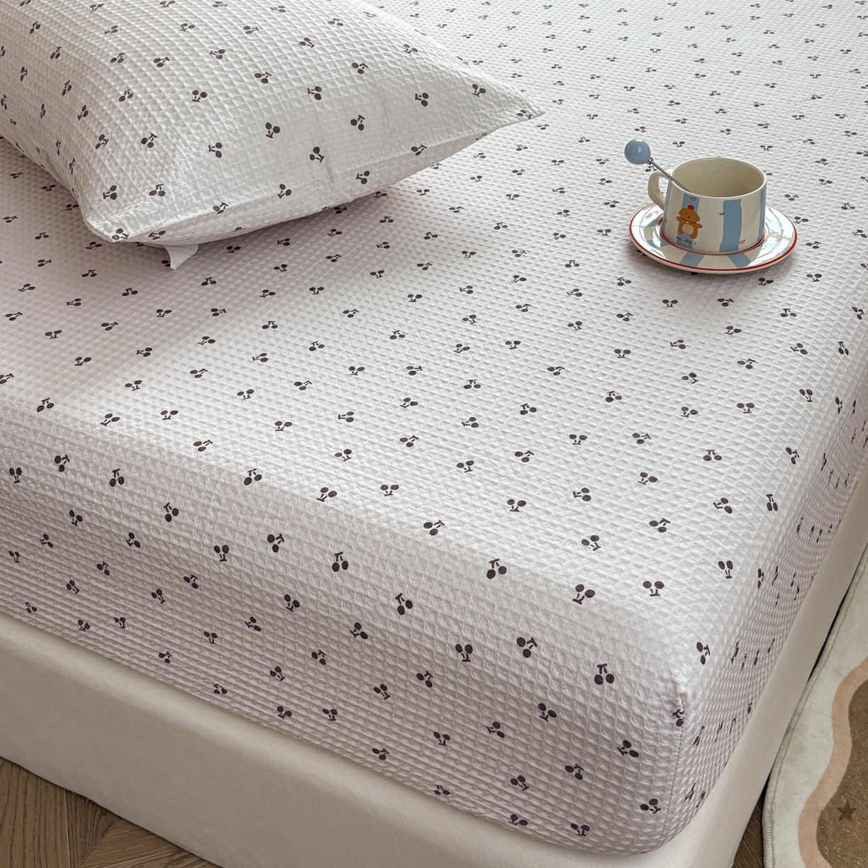 91家纺网 家纺一手货源 找家纺 居眠 2026新款全棉印花华夫格床笠 小樱桃