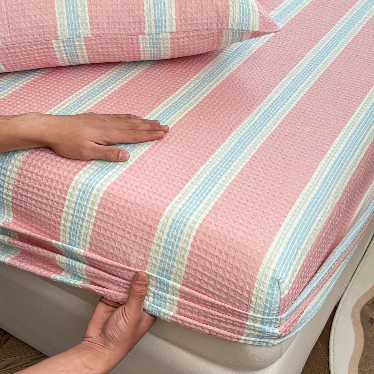 91家纺网 家纺一手货源 找家纺 居眠 2026新款全棉印花华夫格床笠 条纹粉