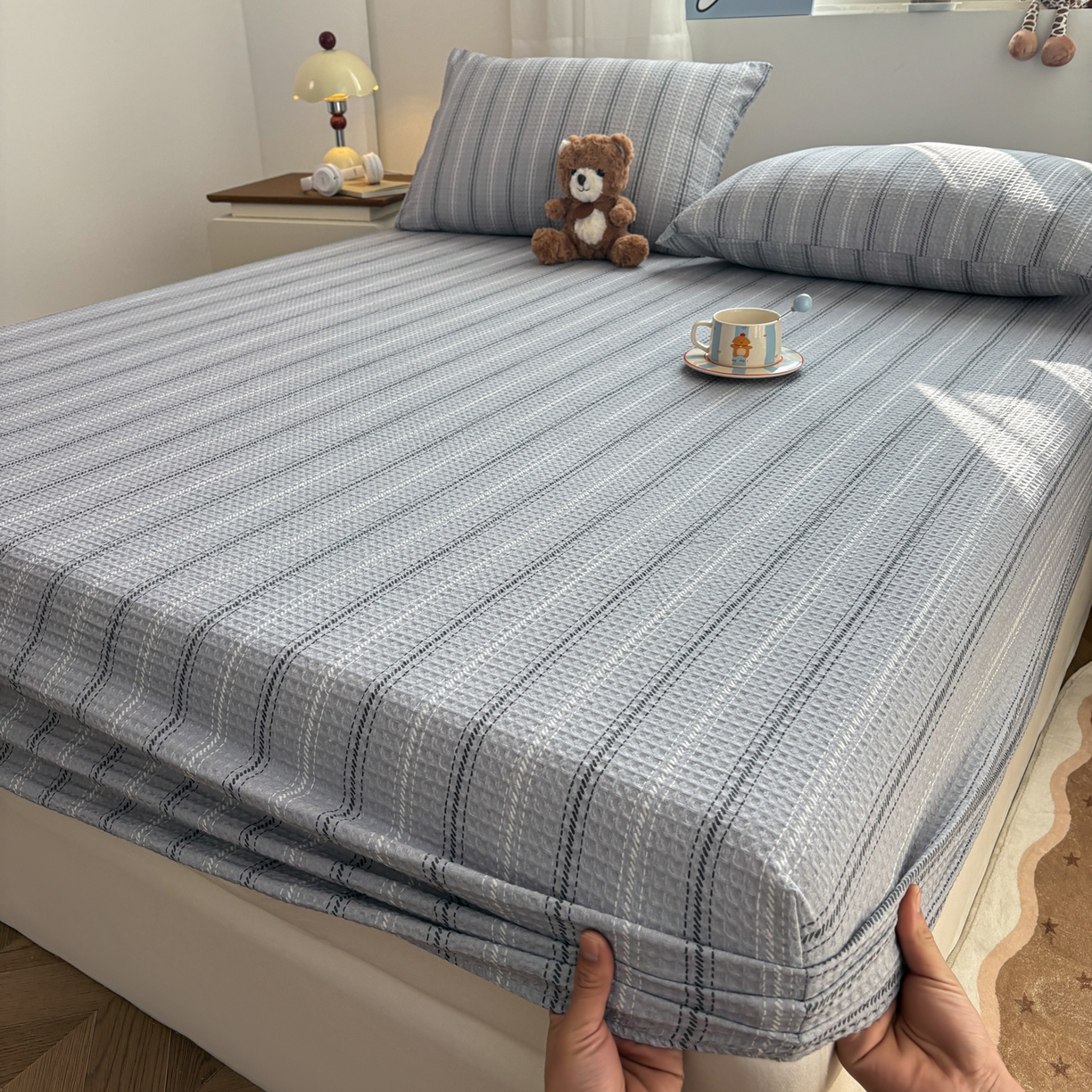 91家纺网 家纺一手货源 找家纺 居眠 2026新款全棉印花华夫格床笠 细灰条