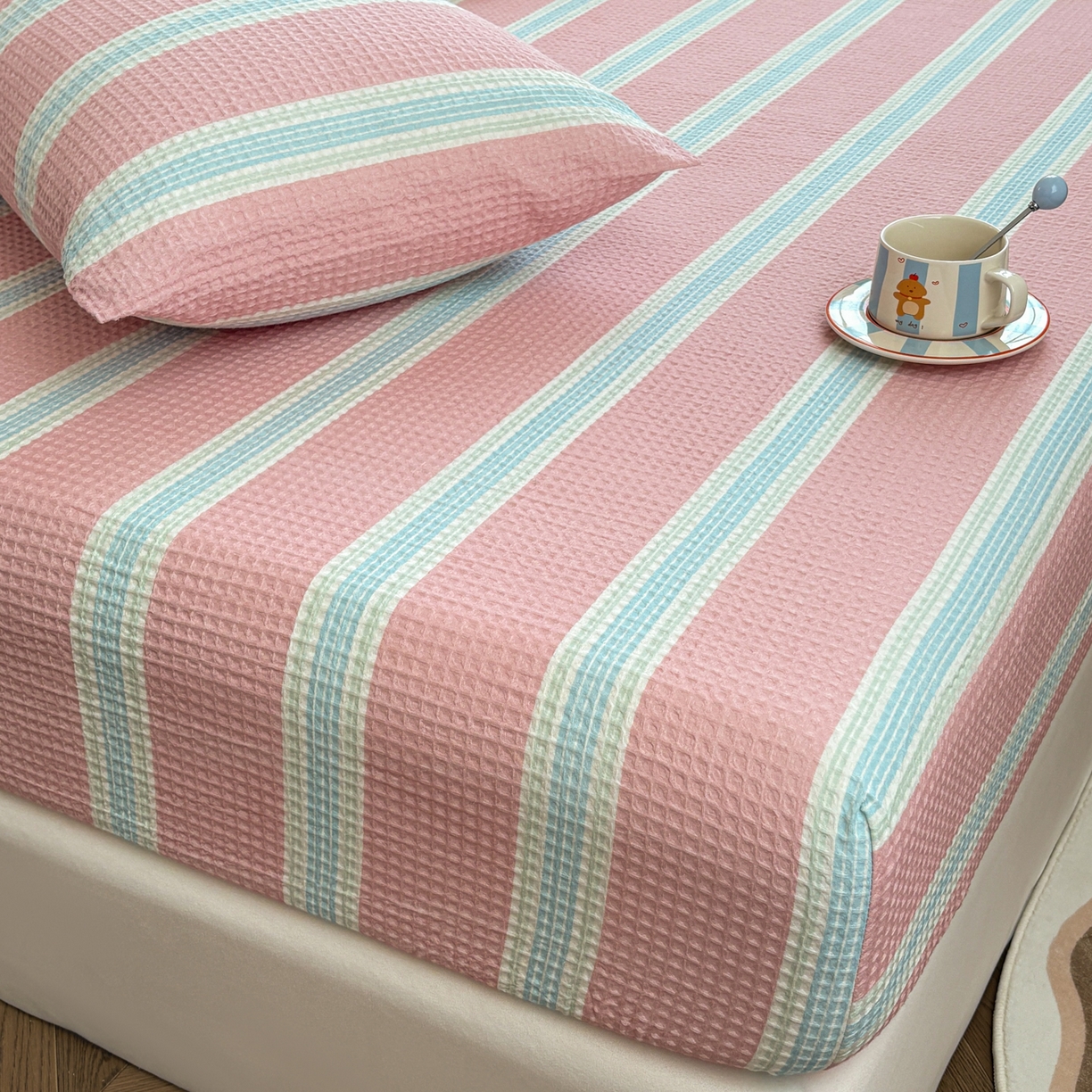 91家纺网 家纺一手货源 找家纺 居眠 2026新款全棉印花华夫格床笠 条纹粉